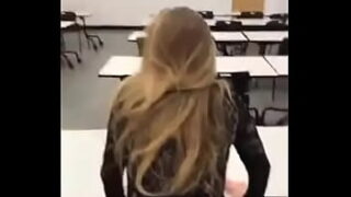 Novinha fazendo sexo gostoso na faculdade